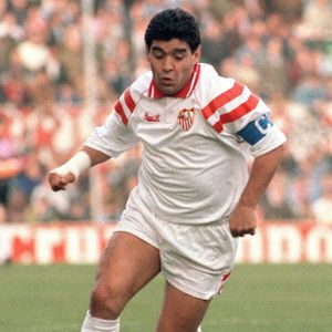 Une photo d'archive datée du 14 mars 1993 (publiée le 25 novembre 2020) montre le joueur de football argentin Diego Armando Maradona lors d'un match de football de la Primera Division espagnole entre le Sevilla FC et l'Espanyol. Photo by EFE/ J. Muñoz/ABACAPRESS.COM