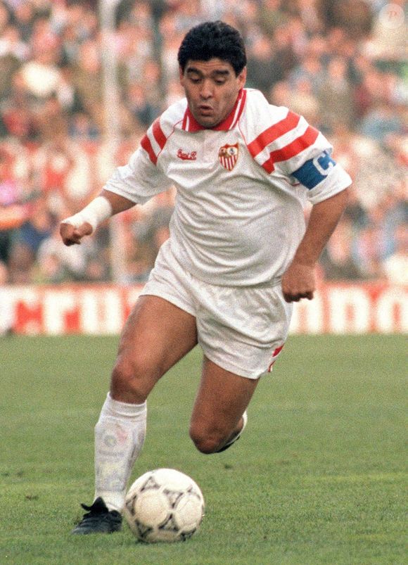 Une photo d'archive datée du 14 mars 1993 (publiée le 25 novembre 2020) montre le joueur de football argentin Diego Armando Maradona lors d'un match de football de la Primera Division espagnole entre le Sevilla FC et l'Espanyol. Photo by EFE/ J. Muñoz/ABACAPRESS.COM