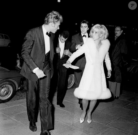 Archives - En France, à Paris, Johnny Hallyday et Sylvie Vartan signant des autographes, lors de la première du film "D'où tu viens Johnny ?". Le 19 octobre 1963. © Alain Canu via Bestimage