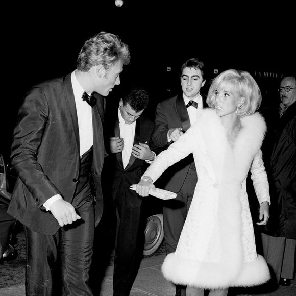 Silhouette En Carton Sylvie Vartan (costume Blanc) - Taille Mini Environ 60 Cm - Produit Officiel Celebrity Cutouts, Fabriqué En Europe