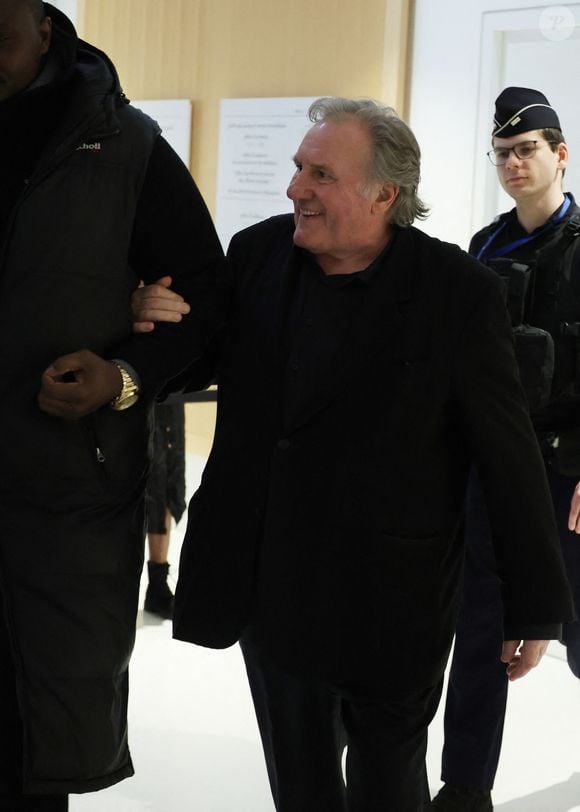 Gérard Depardieu à son procès pour agressions sexuelles sur deux femmes lors d'un tournage de film en 2021, au tribunal correctionnel de Paris, France, le 26 mars 2025.© Denis Guignebourg/Bestimage