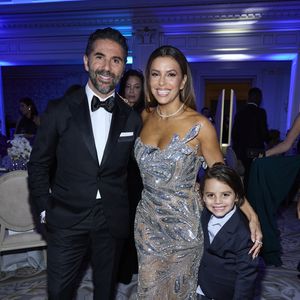 Eva Longoria, son mari José Antonio Bastón et leur fils Santiago Enrique Baston - 12ème édition de la soirée Global Gift Gala à l'hôtel Four Seasons George V à Paris le 5 octobre 2024.
© Cyril Moreau / Bestimage