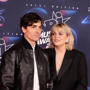 Un coup dur pour la chanteuse, qui peut toutefois compter sur le soutien de son compagnon, Florian Rossi.
Florian Rossi et sa compagne Louane Emera au photocall de la 25ème cérémonie des "NRJ Music Awards (NMA)" au palais des Festivals et des Congrès de Cannes, France, le  © Dominique Jacovides/Bestimage