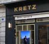 Leur développement repose sur un mélange de présence en ligne et physique.

La famille Kretz, rendue célèbre par la série L'Agence diffusée sur Netflix, inaugure sa première agence immobilière physique à Paris, dotée de six pièces au 100 rue du Bac, dans le 7ème arrondissement de Paris, France, le 2 février 2026. © Lionel Urman/Bestimage