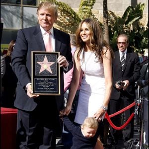 Barron Trump, son père Donald et sa mère Melania le 16 octobre 2007 à Los Angeles.