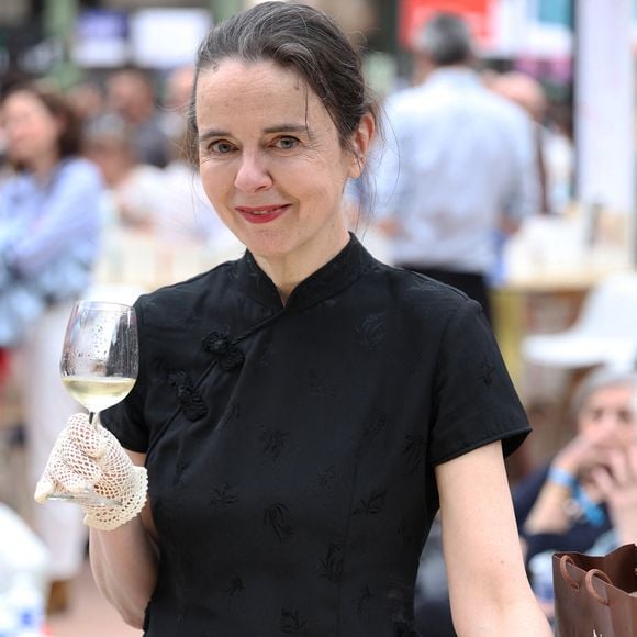 L'écrivaine a l'habitude de publier un ouvrage par an.

Amélie Nothomb lors du 5e Festival du livre de Paris au Grand Palais à Paris, en France, le 17 avril 2026. Les 17, 18 et 19 avril 2026, le Festival du livre de Paris célébrera les livres et la lecture, sous toutes leurs formes, pour tous les publics. © Denis Guignebourg/BestImage