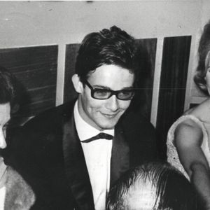 Réclamant au passage 11 millions de francs de dommages et intérêts à Brigitte Bardot et Grasset pour le préjudice moral dont ils considéraient avoir été victimes

Brigitte Bardot et Jacques Charrier à Lisbonne pour la première du film "La Femme et le Pantin" le 4 avril 1960 Credit Image: © Keystone Press Agency/ZUMA Press Wire