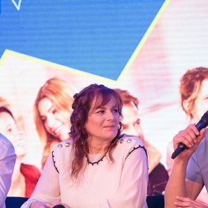 "À un moment, je me suis dit que j'allais m'installer là-bas. Mais en fait quand on commence à faire ce feuilleton, on n'est pas du tout sûrs que ça va durer le temps que ça va durer. Je me suis dit que c'était mieux de faire des allers-retours."

Jeremy Charvet, Cécilia Hornus et Laurent Kérusoré lors de la rencontre avec l’équipe de Plus Belle La Vie, Encore Plus Belle (TF1), modérée par le journaliste Alexandre du Serie Mania Festival international Lille 2024, à Lille, France, le 16 mars 2024. © Stéphane Vansteenkiste/Bestimage