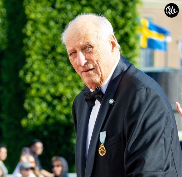 Il reçoit des antibiotiques pour traiter une infection bactérienne dans le sang et répond bien au traitement.

Des membres de la famille royale suédoise et plusieurs membres de familles royales européennes ont assisté aux célébrations des noces d’or à Stockholm, en Suède. Sur la photo : le roi Harald V de Norvège.
Backgrid USA / Bestimage