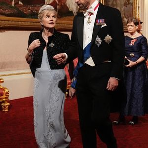 Kate Middleton n'a en revanche pas participé avec le prince William, devant elle aussi se ménager pour des raisons de santé.
La vicomtesse Hood et le prince de Galles se dirigent vers l'East Gallery pour assister au banquet d'État de l'émir du Qatar, le cheikh Tamim bin Hamad Al Thani, au palais de Buckingham, à Londres, lors de sa visite d'État au Royaume-Uni. Londres, Royaume-Uni, mardi 3 décembre 2024. Photo by Aaron Chown/PA Wire/ABACAPRESS.COM