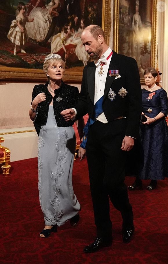 Kate Middleton n'a en revanche pas participé avec le prince William, devant elle aussi se ménager pour des raisons de santé.
La vicomtesse Hood et le prince de Galles se dirigent vers l'East Gallery pour assister au banquet d'État de l'émir du Qatar, le cheikh Tamim bin Hamad Al Thani, au palais de Buckingham, à Londres, lors de sa visite d'État au Royaume-Uni. Londres, Royaume-Uni, mardi 3 décembre 2024. Photo by Aaron Chown/PA Wire/ABACAPRESS.COM