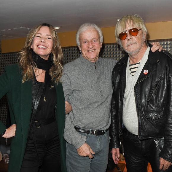 Exclusif - Romane Serda avec son ex-mari le chanteur Renaud (Renaud Séchan) posent avec Dave - People au concert de Dave à Bobino à Paris le 18 novembre 2019. © Coadic Guirec/Bestimage (No Web - pour suisse et Belgique)