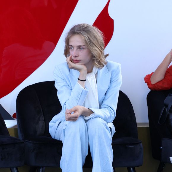 Le jeune homme arborait une coupe au carré blond vénitien, coiffée avec un léger brushing. 

Billy Blanchard ( fils de Julie Depardieu et Philippe Katerine) - Photocall du film  'Les derniers jours de Charles Baudelaire' au Grimaldi Forum lors de la 65ème édition du Festival TV De Monte Carlo le 13 Juin 2026

 © Denis Guignebourg /Bestimage