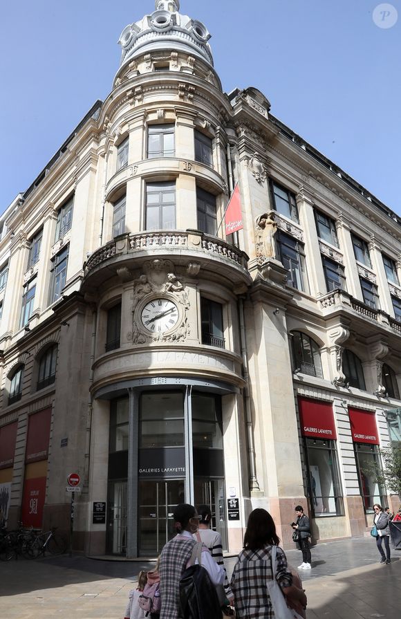 est morte dimanche 9 février 2025 à 98 ans, a confirmé ce mardi le groupe auprès de l'AFP. 

Illustration du magasin Les Galeries Lafayette, rue Sainte-Catherine, à Bordeaux. Le 20 mars 2024
© Patrick Bernard / Bestimage