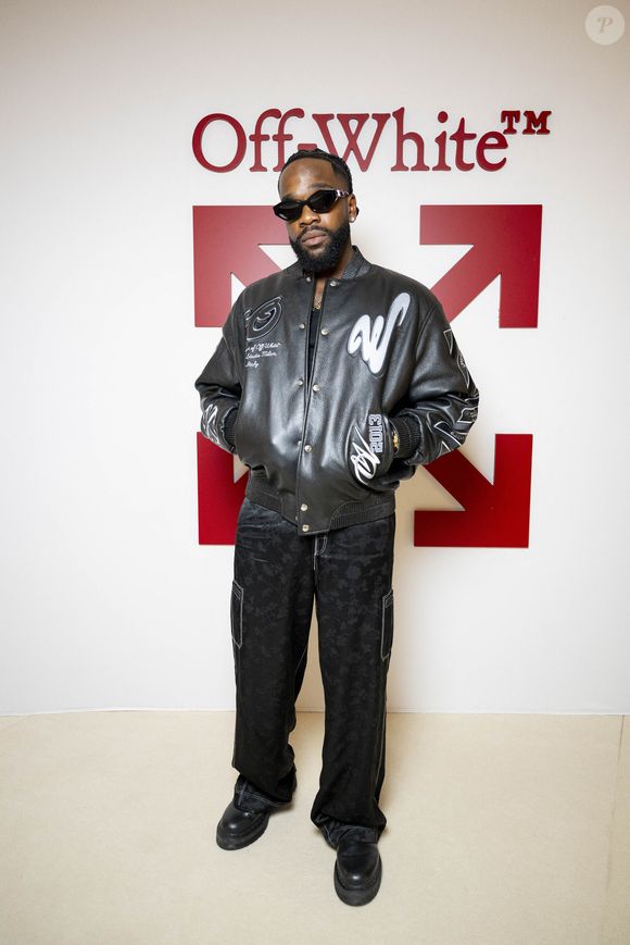 Tayc (Julien Bouadjie Kamgang) au photocall du défilé Off-White, au siège du Parti communiste français (PCF), Mode Collection Prêt-à-Porter Automne/Hiver 2025-2026 lors de la Fashion Week de Paris (PFW), à Paris, France, le 6 mars 2025. © Pierre Perusseau/Bestimage