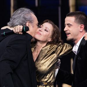 Exclusif - Tina Arena, Patrick Hernandez et le fils de Tina Arena Gabriel pour les surprises lors de l'enregistrement de l'émission "La Boîte à secrets", présentée par F.Bollaert et diffusée le 23 janvier sur France 3, dans les studios du Lendit à Saint-Denis, France, le 16 décembre 2025. © Cyril Moreau/Bestimage