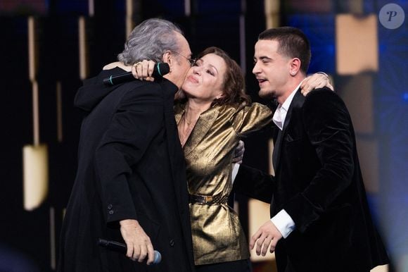 Exclusif - Tina Arena, Patrick Hernandez et le fils de Tina Arena Gabriel pour les surprises lors de l'enregistrement de l'émission "La Boîte à secrets", présentée par F.Bollaert et diffusée le 23 janvier sur France 3, dans les studios du Lendit à Saint-Denis, France, le 16 décembre 2025. © Cyril Moreau/Bestimage
