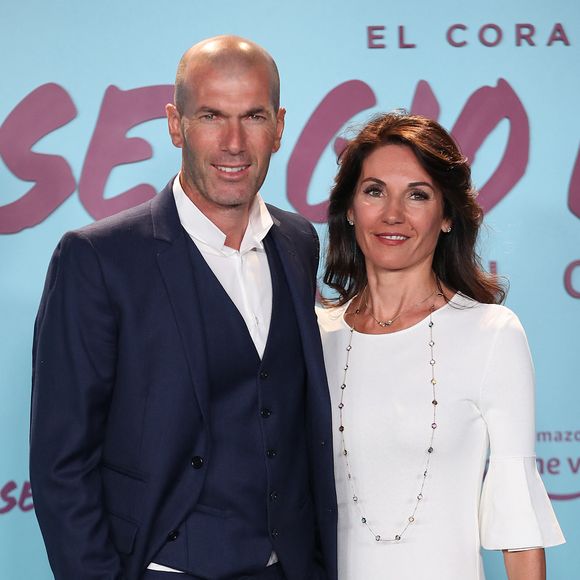 Zidane a surpris tout le monde en chantant "Tourner la page".

Zinedine Zidane et sa femme Véronique - Première du documentaire "Le coeur de Sergio Ramos" à Madrid.
Bestimage