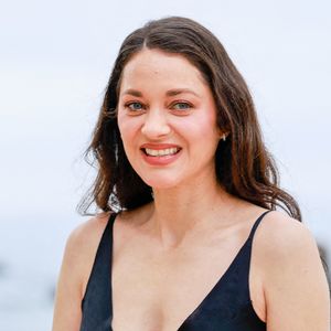 Ces dernières années, elle a d’ailleurs choisi de consacrer du temps à sa vie de famille, loin du tumulte hollywoodien. 

Marion Cotillard - Photocall du défilé Chanel "Collection Croisière 2026-2027 (Chanel Cruise)" sur la terrasse du Casino municipal de Biarritz, le 28 avril 2026.
© Olivier Borde/Bestimage