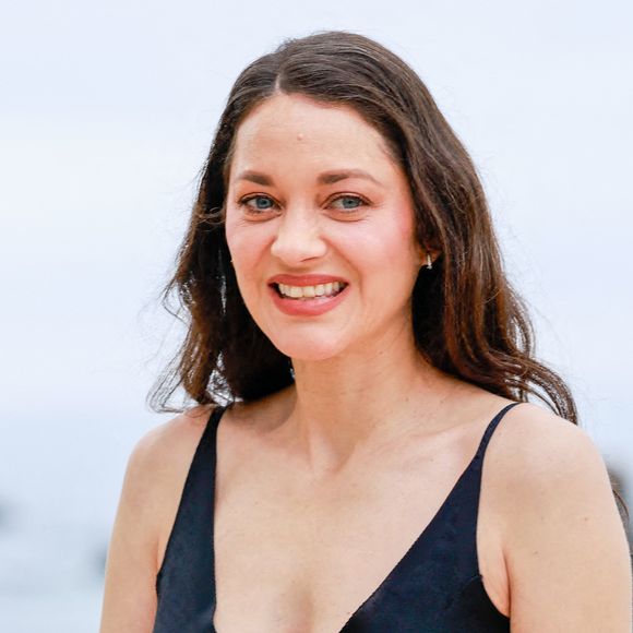Ces dernières années, elle a d’ailleurs choisi de consacrer du temps à sa vie de famille, loin du tumulte hollywoodien. 

Marion Cotillard - Photocall du défilé Chanel "Collection Croisière 2026-2027 (Chanel Cruise)" sur la terrasse du Casino municipal de Biarritz, le 28 avril 2026.
© Olivier Borde/Bestimage