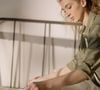 Pour cause : la transpiration et les divers soins que l'on applique sur notre visage et nos cheveyx s'oxydent avec le temps au cœur des fibres du tissu.