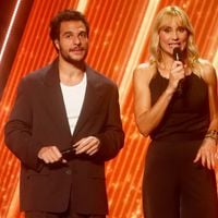 Les Disques d'Or de l'année : Elodie Gossuin entourée d'artistes récompensés pour célébrer la fin de l'année