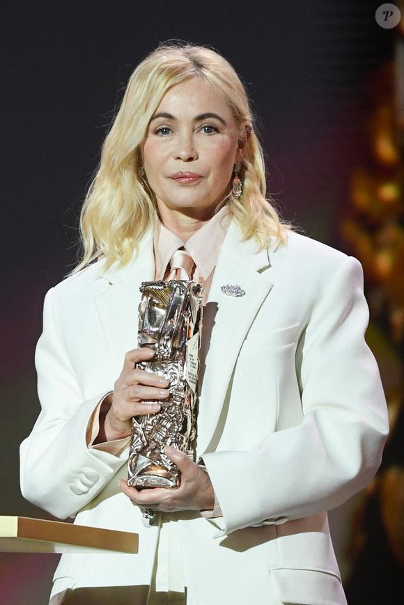 À 61 ans, Emmanuelle Béart n’a plus rien à prouver au monde du cinéma français. Mais loin de se contenter d’une impressionnante carrière, elle a également su se construire une jolie famille.

Emmanuelle Beart sur scène lors de la 50e cérémonie des César qui s'est tenue à l'Olympia le 25 février 2025, à Paris, France. Photo par Aurore Marechal/ABACAPRESS.COM