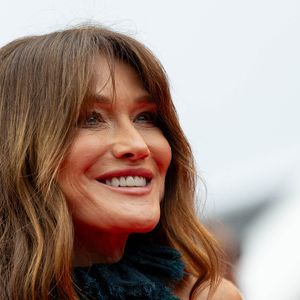 Plusieurs années plus tard, Louis Bertignac a produit et arrangé son premier album à succès "Quelqu’un m’a dit".

Carla Bruni-Sarkozy à la montée des marches du film « Highest 2 Lowest  » lors du 78ème Festival International du Film de Cannes, au Palais des Festivals à Cannes, le 19 mai 2025

© Olivier Borde/ Bestimage