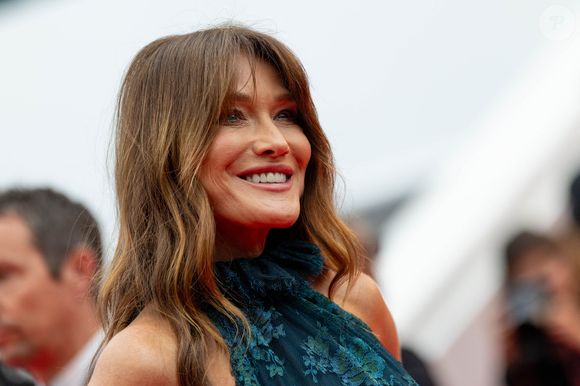 Plusieurs années plus tard, Louis Bertignac a produit et arrangé son premier album à succès "Quelqu’un m’a dit".

Carla Bruni-Sarkozy à la montée des marches du film « Highest 2 Lowest  » lors du 78ème Festival International du Film de Cannes, au Palais des Festivals à Cannes, le 19 mai 2025

© Olivier Borde/ Bestimage