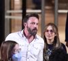 "Pour m'avoir montré que les étoiles brillent plus fort dans l'obscurité, Je ne vais pas m'effondrer à cause de qui tu es, Et de toutes tes parties brisées". 

Ben Affleck et son ex-femme Jennifer Affleck (Lopez) et leurs enfants respectifs Seraphina, Maximilian et Emme quittent l'hôtel Crillon à Paris le 26 juillet 2022. Agence / Bestimage