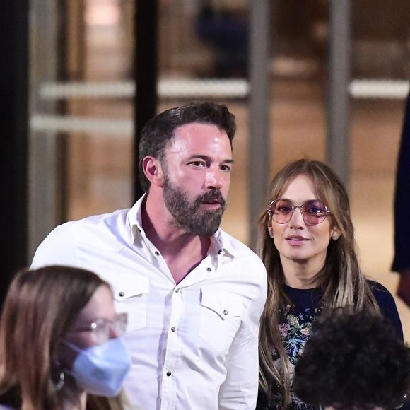 "Pour m'avoir montré que les étoiles brillent plus fort dans l'obscurité, Je ne vais pas m'effondrer à cause de qui tu es, Et de toutes tes parties brisées". 

Ben Affleck et son ex-femme Jennifer Affleck (Lopez) et leurs enfants respectifs Seraphina, Maximilian et Emme quittent l'hôtel Crillon à Paris le 26 juillet 2022. Agence / Bestimage