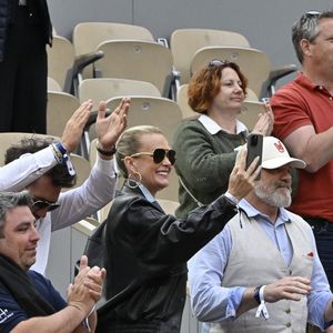 Laeticia Hallyday avec son compagnon Frédéric Suant et Philippe Etchebest dans les tribunes lors des Internationaux de France de Tennis de Roland Garros 2025, à Paris, France, le 26 mai 2025. © Chryslene Caillaud/PsnewZ/Bestimage