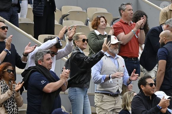 Laeticia Hallyday avec son compagnon Frédéric Suant et Philippe Etchebest dans les tribunes lors des Internationaux de France de Tennis de Roland Garros 2025, à Paris, France, le 26 mai 2025. © Chryslene Caillaud/PsnewZ/Bestimage