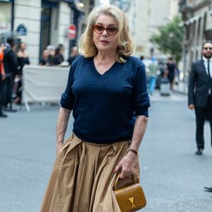 Catherine Deneuve assiste au défilé AMI dans le cadre de la semaine de la mode masculine printemps 2026 à Paris le 25 juin 2025 à Paris, France. Photo by Nasser Berzane/ABACAPRESS.COM