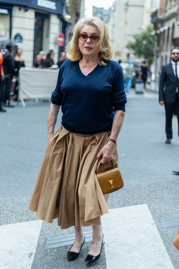 Catherine Deneuve assiste au défilé AMI dans le cadre de la semaine de la mode masculine printemps 2026 à Paris le 25 juin 2025 à Paris, France. Photo by Nasser Berzane/ABACAPRESS.COM