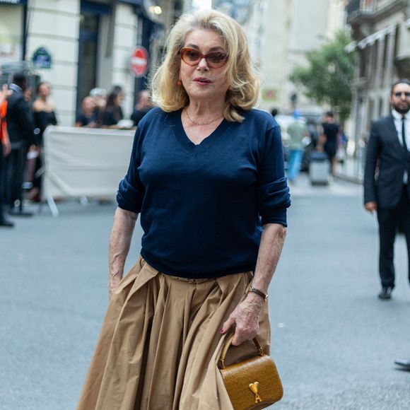 Catherine Deneuve assiste au défilé AMI dans le cadre de la semaine de la mode masculine printemps 2026 à Paris le 25 juin 2025 à Paris, France. Photo by Nasser Berzane/ABACAPRESS.COM
