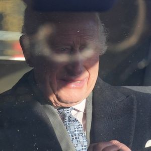 Comme chaque année, Buckingham Palace a organisé en amont un déjeuner de Noël qui regroupe des membres phares de la famille royale aux côtés d'autres beaucoup beaucoup moins médiatisés. 


Le roi Charles III d'Angleterre  - Arrivées au déjeuner de Noël au palais de Buckingham à Londres le 19 décembre 2024.