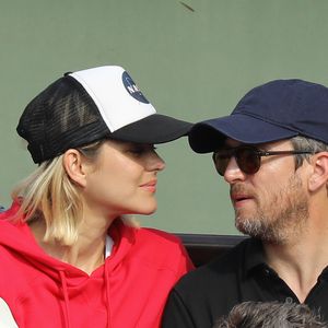 Marion Cotillard et son ex-compagnon Guillaume Canet dans les tribunes des Internationaux de France de Tennis de Roland Garros à Paris, le 10 juin 2018. © Jacovides/Moreau/Bestimage