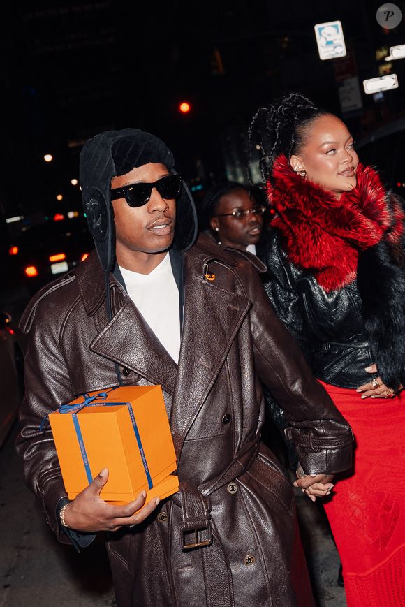 Rihanna et A$AP Rocky ont affiché leur amour en quittant leur hôtel main dans la main à New York pour un dîner romantique de la Saint-Valentin au Caviar Russe, le 14 février 2026. Photo by Luk.Raw/Splash News/ABACAPRESS.COM