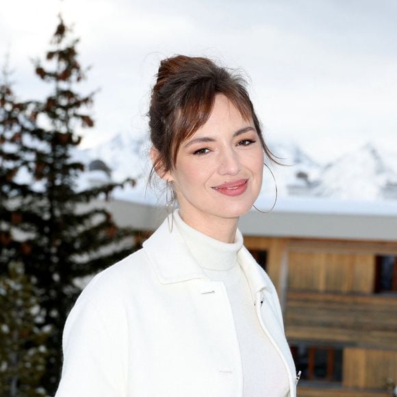 Louise Bourgoin - Photocall du film "Bis Repetita" dans le cadre du 27ème Festival International du Film de Comédie de l'Alpe d'Huez le 16 janvier 2024. © Dominique Jacovides/Bestimage