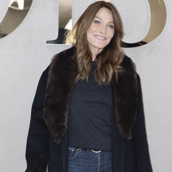 Carla Bruni au photocall au défilé Christian Dior Collection Femme Prêt-à-Porter Printemps/Eté 2026 lors de la Fashion Week de Paris (PFW), dans le Jardin des Tuileries, à Paris, France, le 1er octobre 2025. © Olivier Borde/Bestimage