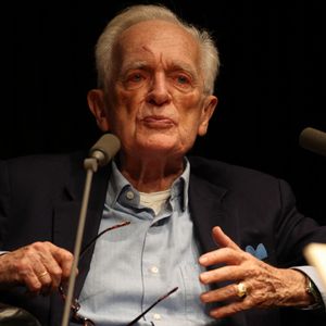 Exclusif - Le journaliste, homme de médias, scénariste, réalisateur et écrivain Philippe Labro à la Station Ausone - Librairie Mollat à Bordeaux, le 18 octobre 2024, pour un échange avec ses lecteurs et la présentation de son romzn "Deux gimlets sur la 5e Avenue" - Gallimard. © Jean-Marc Lhomer/Bestimage