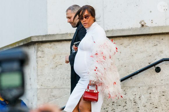 Amel Bent, enceinte, à la sortie du défilé femme Giambattista Valli Automne/Hiver 2022/2023 lors de la Fashion Week de Paris, France, le 7 mars 2022. © Veeren-Clovis/Bestimage