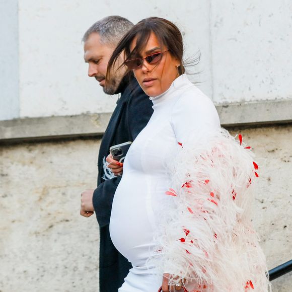 Amel Bent, enceinte, à la sortie du défilé femme Giambattista Valli Automne/Hiver 2022/2023 lors de la Fashion Week de Paris, France, le 7 mars 2022. © Veeren-Clovis/Bestimage