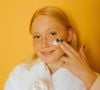 L'utilisation de produits de maquillage ou de soins datant d'un achat d'il y a plusieurs années est une habitude fréquente mais risquée.