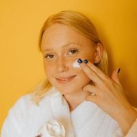 Peut-on utiliser un produit cosmétique dont la date est dépassée ? Un expert donne la marche à suivre pour ne pas prendre de risques