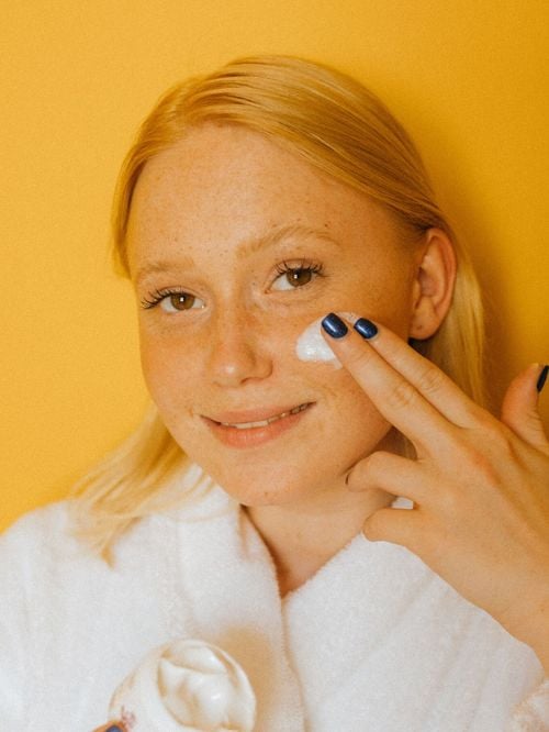 Peut-on utiliser un produit cosmétique dont la date est dépassée ? Un expert donne la marche à suivre pour ne pas prendre de risques