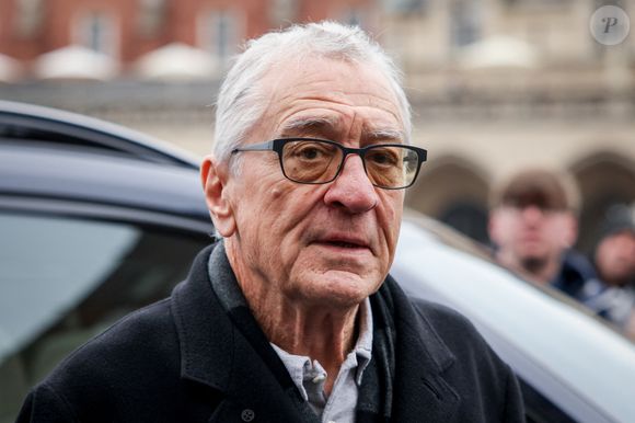 Robert De Niro lors d'une courte visite sur la place principale de Cracovie, Pologne, le 9 novembre 2025. L'acteur américain prévoit de lancer un nouvel hôtel dans le bâtiment reconstruit à Cracovie sous la marque Nobu, dont il est copropriétaire. (Image : © Beata Zawrzel/ZUMA Press Wire / Bestimage)