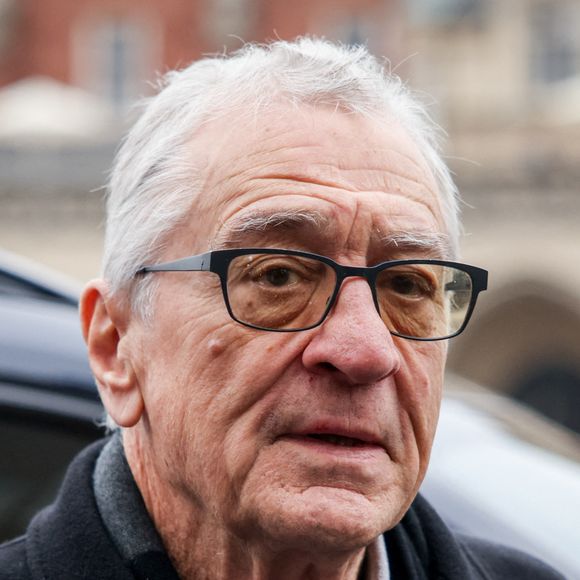 Robert De Niro lors d'une courte visite sur la place principale de Cracovie, Pologne, le 9 novembre 2025. L'acteur américain prévoit de lancer un nouvel hôtel dans le bâtiment reconstruit à Cracovie sous la marque Nobu, dont il est copropriétaire. (Image : © Beata Zawrzel/ZUMA Press Wire / Bestimage)
