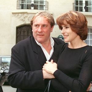 © Rachid A-t M'Bareck/ABACA. 18603-7. Paris, 9/5/2000. Gérard Depardieu honoré d'un Prix Balzac au Musée du Vin. Il pose avec l'actrice Fanny Ardant.